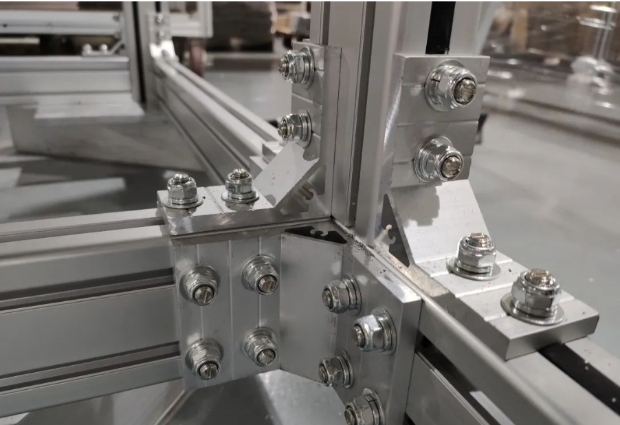 工业铝型材是怎么样变成铝型材框架的？它们通过什么来连接呢？